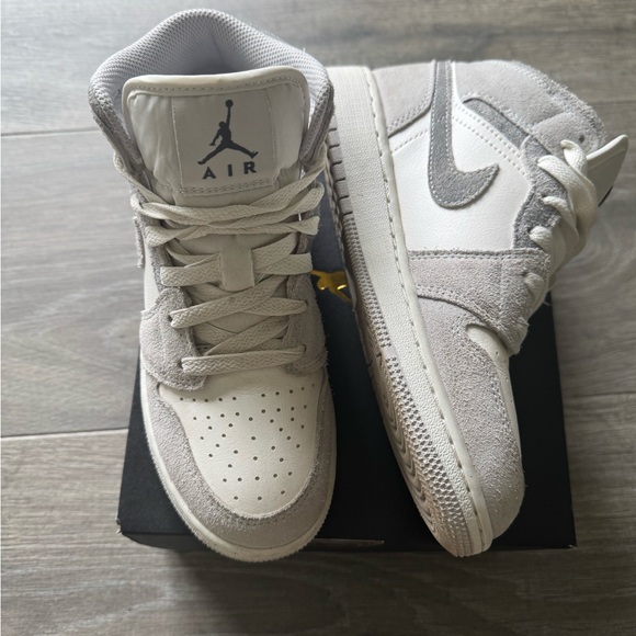 Jordan 1 Mid SE Gray, white, sail - Picture 1 of 6